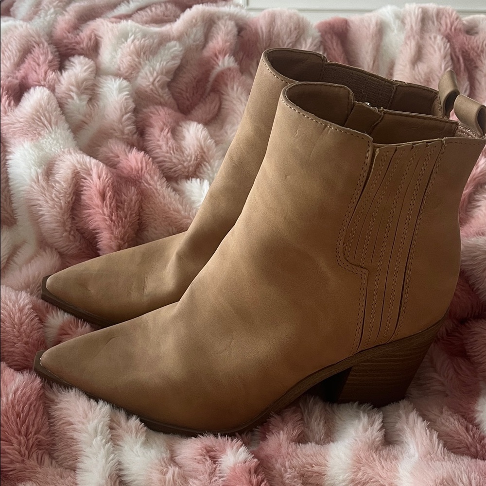 Universal Thread Camel Ankle Booties